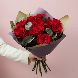 11 красных роз и эвкалипт