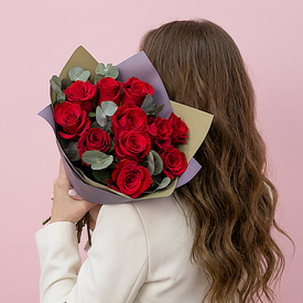 11 красных роз и эвкалипт