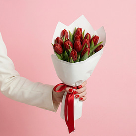 13 красных тюльпанов