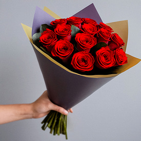 15 красных роз и эвкалипт