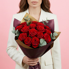 15 красных роз и эвкалипт