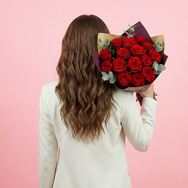 15 красных роз и эвкалипт