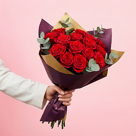 15 красных роз и эвкалипт