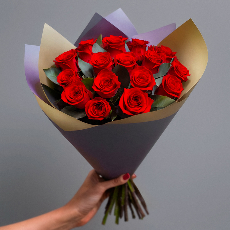 17 красных роз и эвкалипт