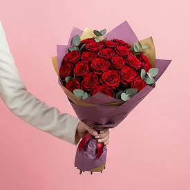 21 красная роза и эвкалипт