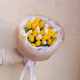 27 бело-желтых тюльпанов 27 бело-желтых тюльпанов