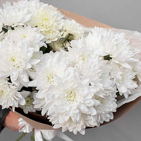 5 хризантем в крафте