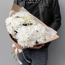 5 хризантем в крафте