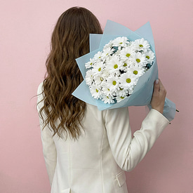 7 белых хризантем