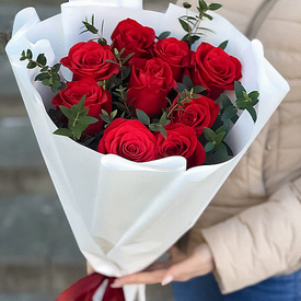 9 красных роз и зелень